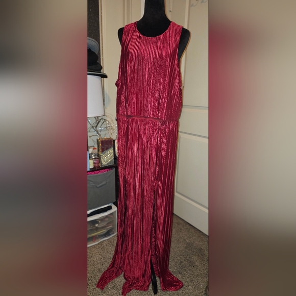 Elegant Red Pleated Dress - Picture 1 of 5